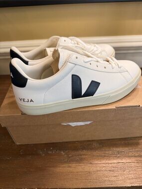 VEJA Campo Chromefree  Leather Extra-White  and Black